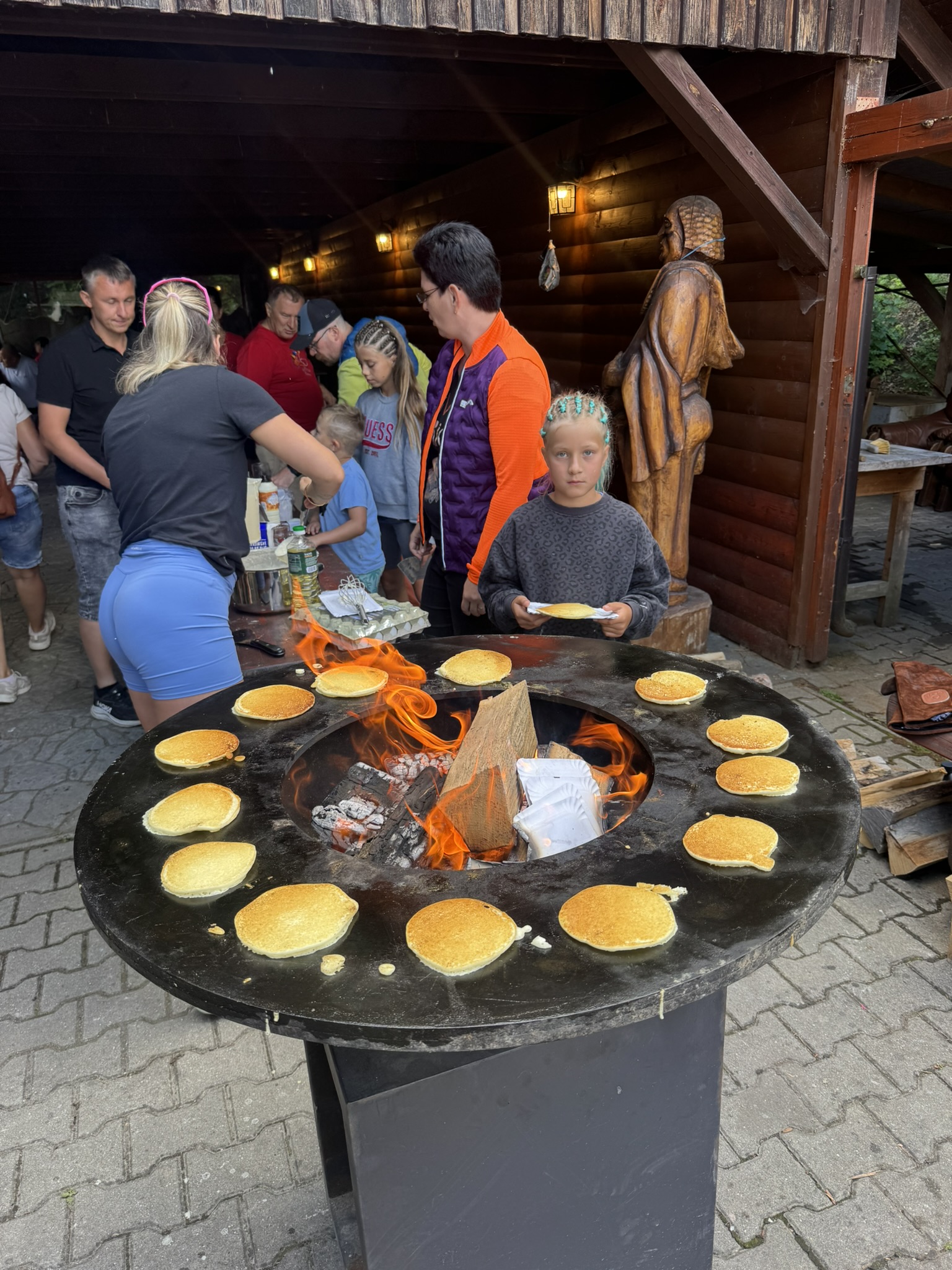 Kruh lievancov na platni, oheň v strede