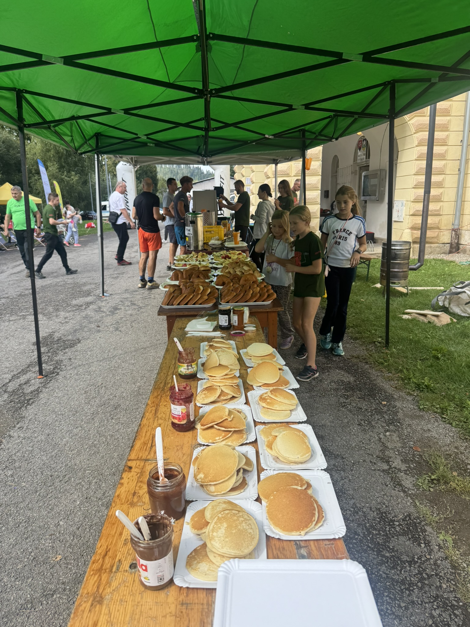 Rad hostí pri výdaji lievancov